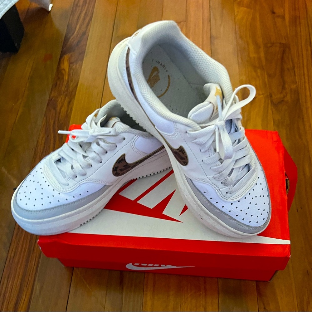 Women Nike court vision size 8